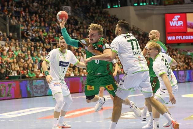 22 11 2025, xgox, Handball, Daikin HBL, SC Magdeburg HSG Wetzlar v l Gisli Thorgeir Kristjansson Magdeburg, 10 throws goal, Torschuetze, scores goal, Treffer, scores the goal Magdeburg