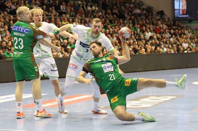 22 11 2025, xgox, Handball, Daikin HBL, SC Magdeburg HSG Wetzlar v l Nikola Grahovac Wetzlar, 2 , Albin Lagergren Magdeburg, 21 throws goal, goal scorer, scores goal, scores the goal Magdeburg