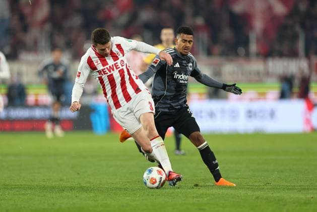 22 11 2025, Football Bundesliga, 1 FC Köln Eintracht Frankfurt, v l , Dominique Heintz 1 FC Köln , Ansgar Knauff Eintracht Frankfurt DFL DFB REGULATIONS PROHIBIT ANY USE OF PHOTOGRAPHS AS IMAGE SEQUENCES AND OR QUASI VIDEO xdcx Copyright: HMBxMedia Claus