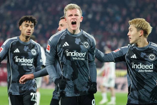 1 Bundesliga 25 26 1 FC Köln Eintracht Frankfurt on 22 11 2025 at RheinEnergieSTADION in Cologne Cheering, goal celebration, goal scorer, goal scorer Jonathan Jonny Burkardt Frankfurt 9 celebrates with the team after his goal to make it 1 - 3 MH