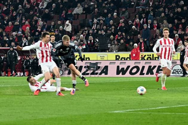 22 11 2025, xjhx, Fussball 1 Bundesliga, 1 FC Koeln Eintracht Frankfurt v l Jonathan Jonny Burkardt Eintracht Frankfurt Torschuetze, erzielt das Tor, Treffer, scores the goal 1 4 DFL DFB REGULATIONS PROHIBIT ANY USE OF PHOTOGRAPHS as IMAGE SEQUENCES and or QUASI VIDEO Koeln