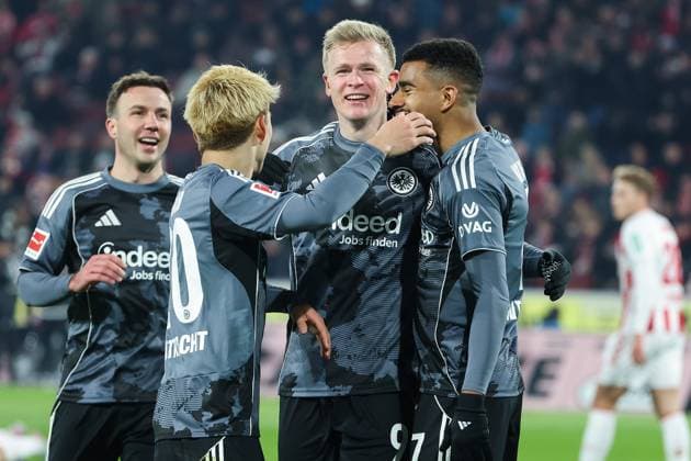 1 Bundesliga 25 26 1 FC Köln Eintracht Frankfurt on 22 11 2025 at RheinEnergieSTADION in Cologne Cheering, goal celebration, goal scorer, goal scorer Jonathan Jonny Burkardt Frankfurt 9 celebrates with the team after his goal to make it 1 - 4 , here with Mario Götze Goetze Gotze Frankfurt 27 , Ansgar Knauff Frankfurt 7 and Ritsu Doan Frankfurt 20 MH