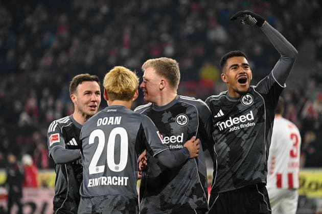 22 11 2025, xjhx, Fußball 1 Bundesliga, 1 FC Koeln Eintracht Frankfurt v l Torjubel nach dem Tor zum celebrating the goal celebrate 1 4 durch Jonathan Jonny Burkardt Eintracht Frankfurt mit Mario Götze Goetze Eintracht Frankfurt Ritsu Doan Eintracht Frankfurt Ansgar Knauff Eintracht Frankfurt DFL DFB REGULATIONS PROHIBIT ANY USE OF PHOTOGRAPHS as IMAGE SEQUENCES and or QUASI VIDEO Koeln