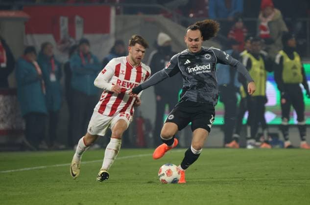 v l Jan Thielmann 1 FC Koeln 29 , Arthur Theate Eintracht Frankfurt 03 GER, 1 FC Koeln vs Eintracht Frankfurt, Football, Bundesliga, Matchday 11, Season 2025 2026, 22 11 2025 DFL DFB REGULATIONS PROHIBIT ANY USE OF PHOTOGRAPHS as IMAGE SEQUENCES and or QUASI VIDEO GER, 1 FC Koeln vs Eintracht Frankfurt, Football, Bundesliga, Matchday 11, Season 2025 2026, 22 11 2025 Koeln Copyright: xEibner-Pressefotox xThomasxStoeckerx EP_TSR