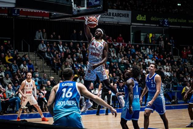 22 11 2025, xhfmx, Basketball easyCredit BBL Bundesliga, Frankfurt Skyliners Würzburg Baskets Charles Thompson Würzburg Basekts with a Dunk DFL DFB REGULATIONS PROHIBIT ANY USE OF PHOTOGRAPHS as IMAGE SEQUENCES and or QUASI VIDEO Frankfurt am Main
