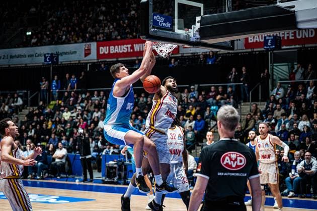 22 11 2025, xhfmx, Basketball easyCredit BBL Bundesliga, Frankfurt Skyliners Würzburg Baskets v l Jacob Knauf Skyliners Frankfurt and David Muenkat Würzburg Basekts in the duel at the basket DFL DFB REGULATIONS PROHIBIT ANY USE OF PHOTOGRAPHS as IMAGE SEQUENCES and or QUASI VIDEO Frankfurt am Main