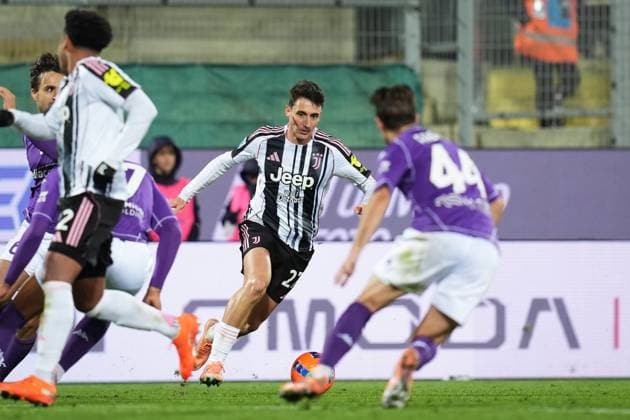 Juventus Andrea Cambiaso fights for the ball with FiorentinaÕs Nicolo Fagioli during the Serie A soccer match between Fiorentina and Juventus at the Artemio Franchi Stadium in Florence, north Italy - Sunday, November 22, 2025 -  Copyright: xMassimoxPaolone LaPressex