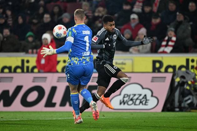 22 11 2025, xjhx, Fussball 1 Bundesliga, 1 FC Koeln Eintracht Frankfurt v l Marvin Schwäbe 1 FC Köln, Koeln Ansgar Knauff Eintracht Frankfurt Zweikampf, Aktion, action, battle for the ball DFL DFB REGULATIONS PROHIBIT ANY USE OF PHOTOGRAPHS as IMAGE SEQUENCES and or QUASI VIDEO Koeln