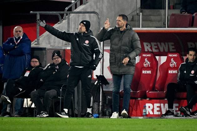 22 11 2025, xjhx, Fussball 1 Bundesliga, 1 FC Koeln Eintracht Frankfurt v l Trainer Dino Toppmöller Toppmoeller Eintracht Frankfurt gives instructions, gesticulates, gesticulate with arms gives instructions, gesticulate DFL DFB REGULATIONS PROHIBIT ANY USE OF PHOTOGRAPHS as IMAGE SEQUENCES and or QUASI VIDEO Koeln