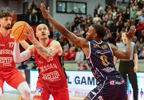Simon Krajcovic, Elijah Miller 2 Bundesliga Pro A, 10 Matchday, 46ers, Basketball, Basketball season 2025 2026, BBL, Germany, Gießen 46ers Eisbären Bremerhaven, Gießen in red, Men, BHV in black