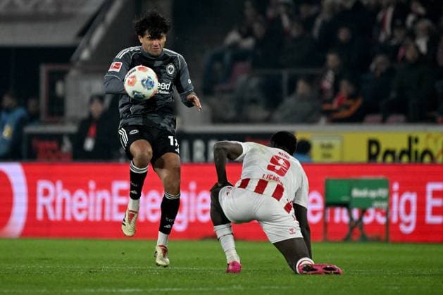 22 11 2025, xjhx, Fussball 1 Bundesliga, 1 FC Koeln Eintracht Frankfurt v l Mahmoud Dahoud Eintracht Frankfurt Ragnar Ache 1 FC Köln, Koeln Zweikampf, Aktion, action, battle for the ball DFL DFB REGULATIONS PROHIBIT ANY USE OF PHOTOGRAPHS as IMAGE SEQUENCES and or QUASI VIDEO Koeln