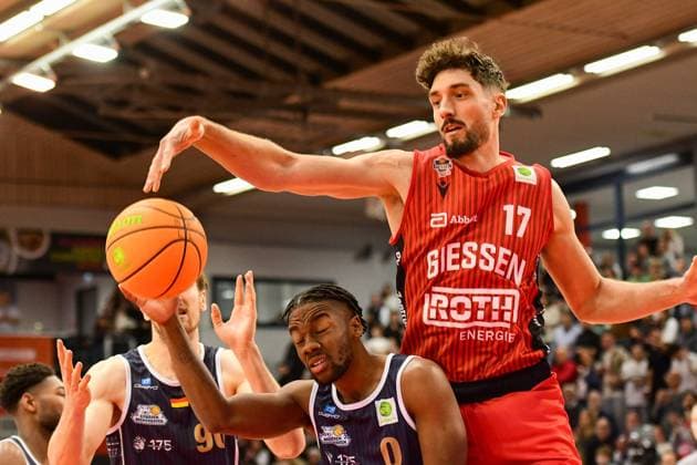 Domagoj Vukovic 2 Bundesliga Pro A, 10 Matchday, 46ers, Basketball, Basketball season 2025 2026, BBL, Germany, Gießen 46ers Eisbären Bremerhaven, Gießen in red, Men, BHV in black