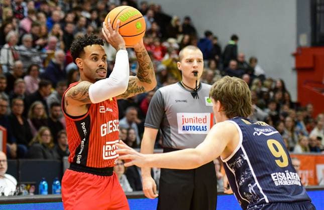 Daniel Norl, Anton Meyer 2 Bundesliga Pro A, 10 Matchday, 46ers, Basketball, Basketball season 2025 2026, BBL, Germany, Gießen 46ers Eisbären Bremerhaven, Gießen in red, Men, BHV in black