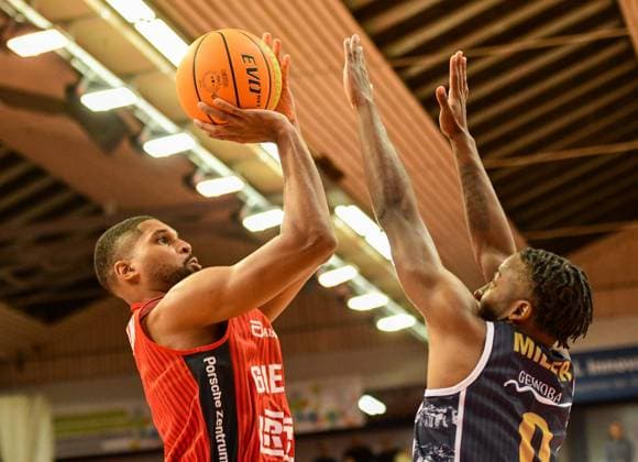 Kyle Castlin, Elijah Miller 2 Bundesliga Pro A, 10 Matchday, 46ers, Basketball, Basketball season 2025 2026, BBL, Germany, Gießen 46ers Eisbären Bremerhaven, Gießen in red, Men, BHV in black