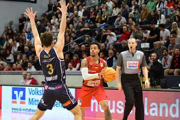 Jacob Biss, Daniel Norl 2 Bundesliga Pro A, 10 Matchday, 46ers, Basketball, Basketball season 2025 2026, BBL, Germany, Gießen 46ers Eisbären Bremerhaven, Gießen in red, Men, BHV in black