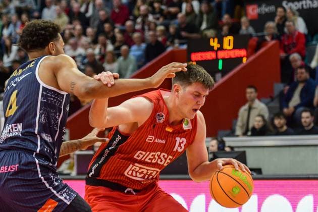 Jordan Samare, Jonathan Maier 2 Bundesliga Pro A, 10 Matchday, 46ers, Basketball, Basketball season 2025 2026, BBL, Germany, Gießen 46ers Eisbären Bremerhaven, Gießen in red, Men, BHV in black