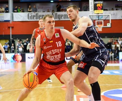 Till Gloger, Hendrik Warner 2 Bundesliga Pro A, 10 Matchday, 46ers, Basketball, Basketball season 2025 2026, BBL, Germany, Gießen 46ers Eisbären Bremerhaven, Gießen in red, Men, BHV in black