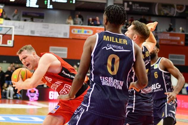 Till Glocker 2 Bundesliga Pro A, 10 Matchday, 46ers, Basketball, Basketball Season 2025 2026, BBL, Germany, Gießen 46ers Eisbären Bremerhaven, Gießen in red, Men, BHV in black