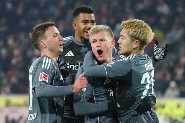 1 Bundesliga 25 26 1 FC Köln Eintracht Frankfurt on 22 11 2025 at RheinEnergieSTADION in Cologne Cheering, goal celebration, goal scorer, goal scorer Jonathan Jonny Burkardt Frankfurt 9 celebrates with the team after his goal for 1 to 3 , here with Mario Götze Goetze Gotze Frankfurt 27 , Ansgar Knauff Frankfurt 7 and Ritsu Doan Frankfurt 20 MH