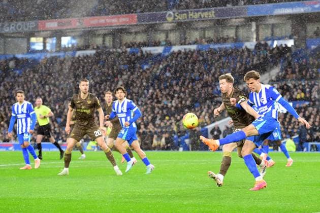 Brighton and Hove Albion v Brentford Premier League 22 11 2025. Premier League Matts Wieffer Midfielder of Brighton and Hove Albion clears the ball away from Nathan Collins Defender of Brentford during the Premier League match between Brighton and Hove Albion and Brentford at the American Express Stadium, Brighton and Hove, England on 22 November 2025. Brighton and Hove American Express Stadium East Sussex England Editorial use only DataCo restrictions apply See www.football-dataco.com , Copyright: xJeffxMoodx PSI-23257-0062