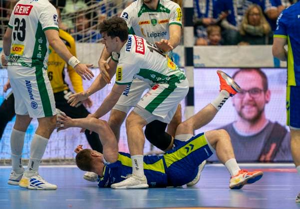 Duel between Matej Klima SC DHfK Leipzig and Kristian Horzen VfL Gummersbach, 27 VfL Gummersbach SC DHfK Leipzig, Handball Daikin HBL Handball Bundesliga, 13, Matchday, 22 11 2025 Copyright: HMBxMedia xMarcoxBader
