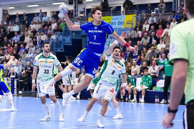 22 11 2025, xydrx, Handball, 1 HBL, VFL Gummersbach SC DHfk Leipzig, Schwalbe Arena Julian Koester VFL Gummersbach 7 in duel against Lucas Krzikalla SC DHfk Leipzig 8 North Rhine-Westphalia Germany