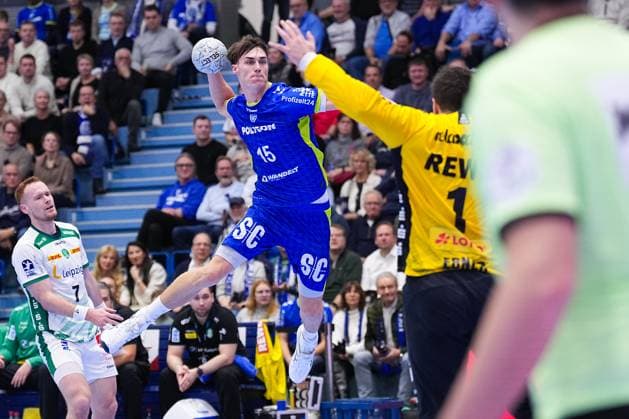 22 11 2025, xydrx, Handball, 1 HBL, VFL Gummersbach SC DHfk Leipzig, Schwalbe Arena Miro Schluroff VFL Gummersbach 15 throwing at the goal of Domenico Ebner SC DHfk Leipzig 1 North Rhine-Westphalia Germany