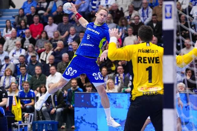 22 11 2025, xydrx, Handball, 1 HBL, VFL Gummersbach SC DHfk Leipzig, Schwalbe Arena Tilen Kodrin VFL Gummersbach 5 throwing at the goal of Domenico Ebner SC DHfk Leipzig 1 North Rhine-Westphalia Germany