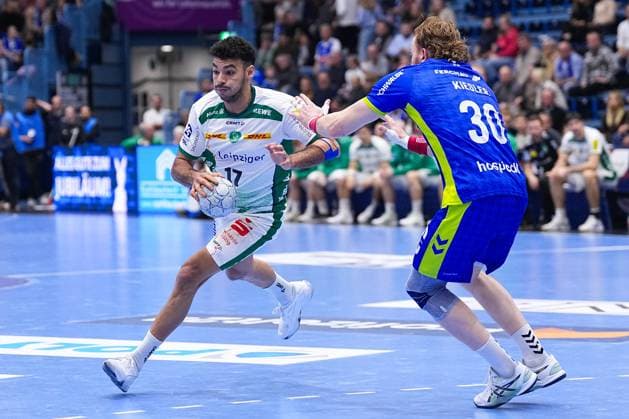 22 11 2025, xydrx, Handball, 1 HBL, VFL Gummersbach SC DHfk Leipzig, Schwalbe Arena Ahmed Khairy SC DHfk Leipzig 17 in duel against Tom Kiesler VFL Gummersbach 30 North Rhine-Westphalia Germany