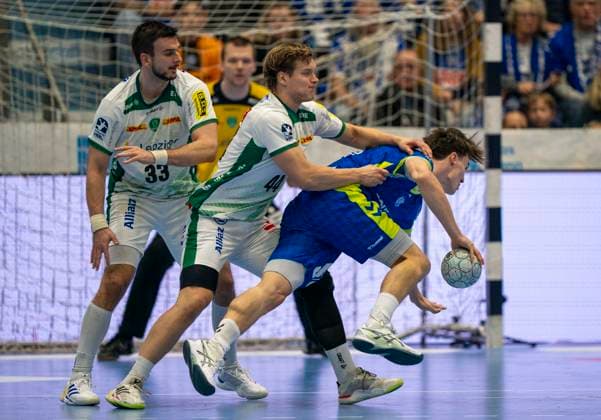 Duel between Miro Schluroff VfL Gummersbach, 15 and Blaer Hinriksson SC DHfK Leipzig VfL Gummersbach SC DHfK Leipzig, Handball Daikin HBL Handball Bundesliga, 13, Matchday, 22 11 2025 Copyright: HMBxMedia xMarcoxBader