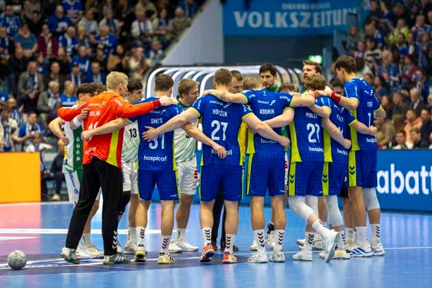 The teams in the middle of the field before the throw-off VfL Gummersbach SC DHfK Leipzig, Handball Daikin HBL Handball Bundesliga, 13, Matchday, 22 11 2025 Copyright: HMBxMedia xMarcoxBader