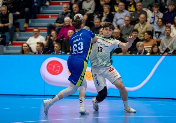 Duel between Matej Klima SC DHfK Leipzig and Ole Pregler VfL Gummersbach, 23 VfL Gummersbach SC DHfK Leipzig, Handball Daikin HBL Handball Bundesliga, 13, Matchday, 22 11 2025 Copyright: HMBxMedia xMarcoxBader