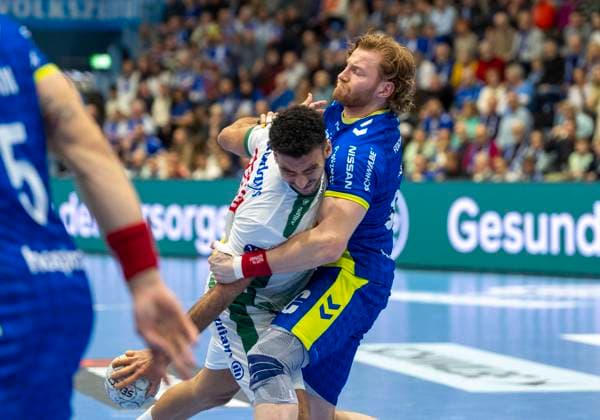 Duel between Tom Kiesler VfL Gummersbach, 30 and Ahmend Nasralla SC DHfK Leipzig VfL Gummersbach SC DHfK Leipzig, Handball Daikin HBL Handball Bundesliga, 13, Matchday, 22 11 2025 Copyright: HMBxMedia xMarcoxBader