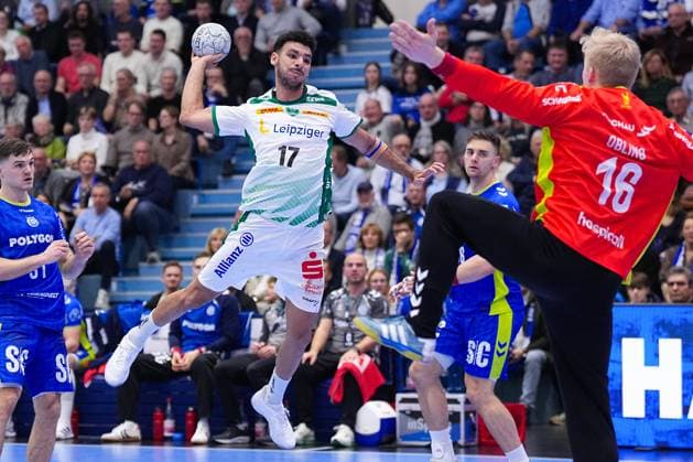 22 11 2025, xydrx, Handball, 1 HBL, VFL Gummersbach SC DHfk Leipzig, Schwalbe Arena Ahmed Khairy SC DHfk Leipzig 17 throwing at the goal of Bertram Obling VFL Gummersbach 16 North Rhine-Westphalia Germany