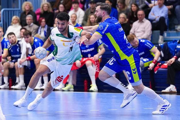 22 11 2025, xydrx, Handball, 1 HBL, VFL Gummersbach SC DHfk Leipzig, Schwalbe Arena Ahmed Khairy SC DHfk Leipzig 17 in duel against Teitur Einarsson VFL Gummersbach 14 North Rhine-Westphalia Germany