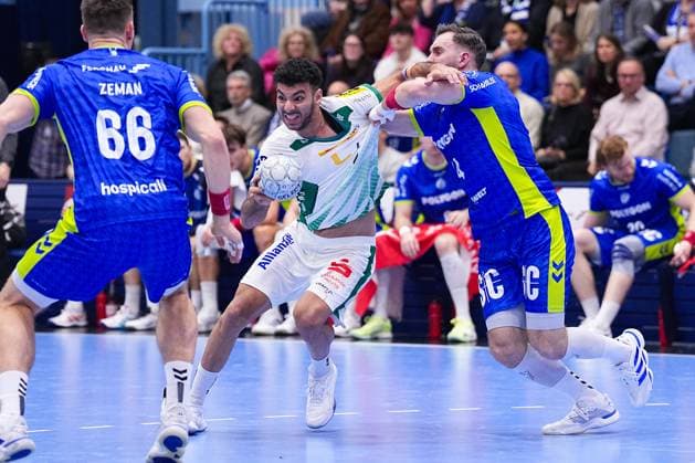 22 11 2025, xydrx, Handball, 1 HBL, VFL Gummersbach SC DHfk Leipzig, Schwalbe Arena Ahmed Khairy SC DHfk Leipzig 17 in duel against Teitur Einarsson VFL Gummersbach 14 North Rhine-Westphalia Germany