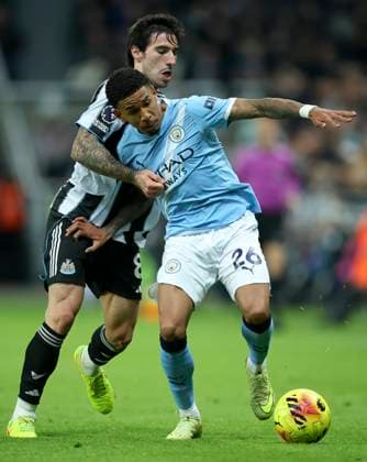 Newcastle United v Manchester City - Premier League Sandro Tonali of Newcastle United and Savinho of Manchester City challenge during the Premier League match between Newcastle United and Manchester City at St James Park on November 22, 2025 in Newcastle upon Tyne, England. Newcastle upon Tyne St. James Park England United Kingdom Copyright: xEdxSykes Sportsphoto APLx 14142263