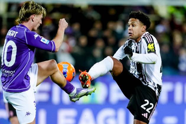 ACF Fiorentina v Juventus FC - Serie A Enilive Weston McKennie of Juventus FC and Albert Gudmundsson of ACF Fiorentina compete for the ball during the serie Serie A Enilive match between ACF Fiorentina and Juventus FC at Stadio Artemio Franchi on November 22, 2025 in Florence, Italy Florence Stadio Artemio Franchi Florence Italy Copyright: xGiuseppexMaffiax 251122_SerieA_Fiorentina-Juventus_2792