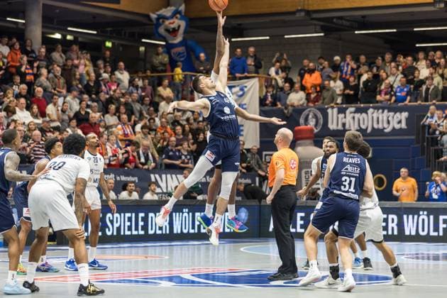 GER, easy Credit Basketball Bundesliga, Syntainics MBC MLP Academics Heidelberg 22 11 2025, Stadthalle, Weißenfels, GER, easy Credit Basketball Bundesliga, Syntainics MBC MLP Academics Heidelberg Tipp off, , Jure Planinic Syntainics MBC, 44 , Osun Osunniyi MLP Academics Heidelberg 12 Â Photo Alexander Trienitz Weißenfels Stadthalle Sachsen Anhalt Germany