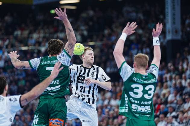 Victor Kloeve Frisch Auf Goeppingen, 07 , Eric Johansson THW Kiel, 21 , Ymir Oern Gislason Frisch Auf Goeppingen, 33 GER, THW Kiel vs Frisch Auf Goeppingen, Handball, 1 Bundesliga, Matchday 13, Season 2025 2026, 22 11 2025 GER, THW Kiel vs Frisch Auf Goeppingen, Handball, 1 Bundesliga, Matchday 13, Season 2025 2026, 22 11 2025 Kiel Copyright: xEibner-Pressefoto MarcelxvonxFehrnx EP_MFN