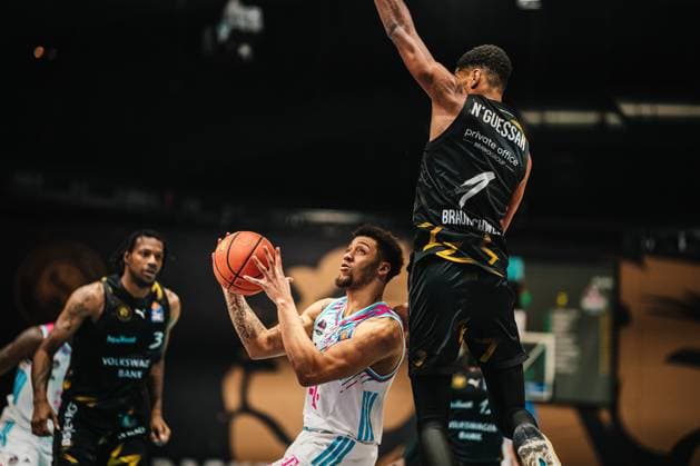 Easycredit BBL Basketball Braunschweig Löwen Telekom Baskets Bonn, 22 11 25 Joel Aminu Telekom Baskets Bonn, 21 Easycredit BBL Basketball Braunschweig Löwen vs Telekom Baskets Bonn on 22 11 2025 in the Volkswagen Halle, Braunschweig Copyright: xBEAUTIFULxSPORTS Tonhäuserx