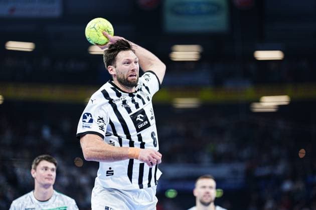 Throw Goal Harald Reinkind THW Kiel, 06 GER, THW Kiel vs Frisch Auf Goeppingen, Handball, 1 Bundesliga, Matchday 13, Season 2025 2026, 22 11 2025 GER, THW Kiel vs Frisch Auf Goeppingen, Handball, 1 Bundesliga, Matchday 13, Season 2025 2026, 22 11 2025 Kiel Copyright: xEibner-Pressefoto MarcelxvonxFehrnx EP_MFN