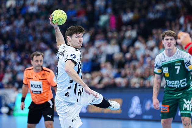 7 meter throw goal Lukas Zerbe THW Kiel, 24 GER, THW Kiel vs Frisch Auf Goeppingen, Handball, 1 Bundesliga, Matchday 13, Season 2025 2026, 22 11 2025 GER, THW Kiel vs Frisch Auf Goeppingen, Handball, 1 Bundesliga, Matchday 13, Season 2025 2026, 22 11 2025 Kiel Copyright: xEibner-Pressefoto MarcelxvonxFehrnx EP_MFN