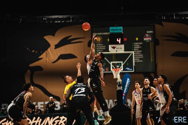 Easycredit BBL Basketball Braunschweig Löwen Telekom Baskets Bonn, 22 11 25 Start of the match Easycredit BBL Basketball Braunschweig Löwen vs Telekom Baskets Bonn on 22 11 2025 at Volkswagen Halle, Braunschweig Copyright: xBEAUTIFULxSPORTS Tonhäuserx