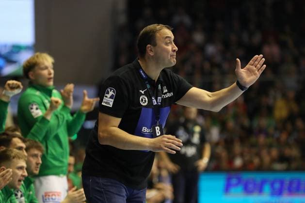 22 11 2025, xgox, Handball, Daikin HBL, SC Magdeburg HSG Wetzlar v l Momir Ilic Wetzlar, coach gives instructions, gestures with arms, gesticulates, gives instructions Magdeburg
