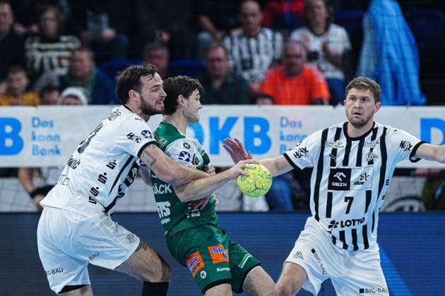 Veron Nacinovic THW Kiel, 93 , Ludvig Hallbaeck Frisch Auf Goeppingen, 20 , Magnus Landin THW Kiel, 07 GER, THW Kiel vs Frisch Auf Goeppingen, Handball, 1 Bundesliga, Matchday 13, Season 2025 2026, 22 11 2025 GER, THW Kiel vs Frisch Auf Goeppingen, Handball, 1 Bundesliga, Matchday 13, Season 2025 2026, 22 11 2025 Kiel Copyright: xEibner-Pressefoto MarcelxvonxFehrnx EP_MFN