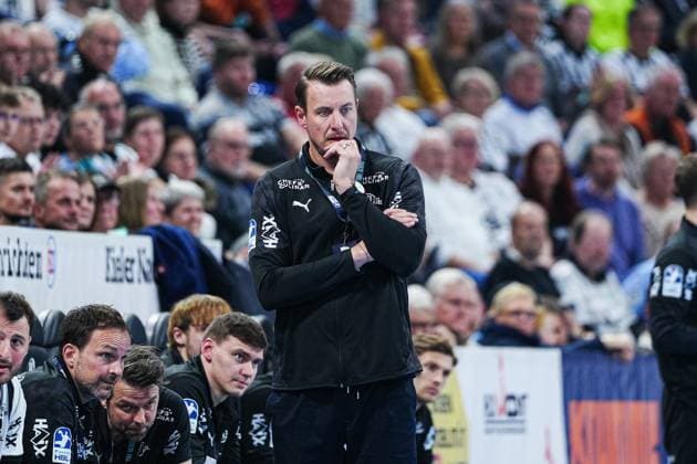 Filip Jicha (THW Kiel, Trainer) GER, THW Kiel vs. Frisch Auf Goeppingen, Handball, 1. Bundesliga, Spieltag 13, Saison 2025 2026, 22.11.2025 GER, THW Kiel vs. Frisch Auf Goeppingen, Handball, 1. Bundesliga, Spieltag 13, Saison 2025 2026, 22.11.2025 Kiel *** Filip Jicha THW Kiel, Coach GER, THW Kiel vs Frisch Auf Goeppingen, Handball, 1 Bundesliga, Matchday 13, Season 2025 2026, 22 11 2025 GER, THW Kiel vs Frisch Auf Goeppingen, Handball, 1 Bundesliga, Matchday 13, Season 2025 2026, 22 11 2025 Kiel Copyright: xEibner-Pressefoto MarcelxvonxFehrnx EP_MFN