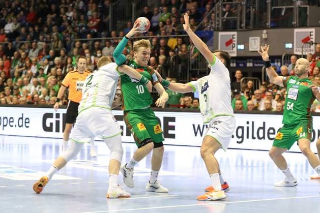 22 11 2025, xgox, Handball, Daikin HBL, SC Magdeburg HSG Wetzlar v l Josip Simic Wetzlar, 10 , Gisli Thorgeir Kristjansson Magdeburg, 10 , Josip Simic Wetzlar, 10 duel, duel, fight, tackle Magdeburg