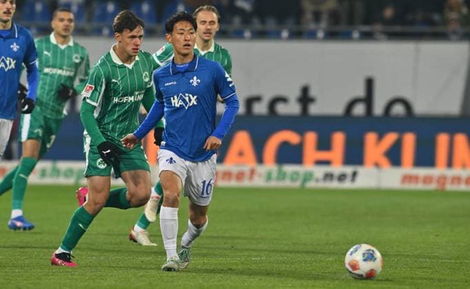22 11 2025 Soccer Season 2025 2026 2 Soccer Bundesliga 13 Matchday SV Darmstadt 98 SVD Lilien SpVgg Greuther Fürth Kleeblatt Sportfoto Zink xwoxzix DFL regulations prohibit any use of photographs as image sequences and or quasi video only for editorial use Lukas Reich 2, SpVgg Greuther Fürth Hiroki Akiyama 16, SV Darmstadt 98 D98 SV98