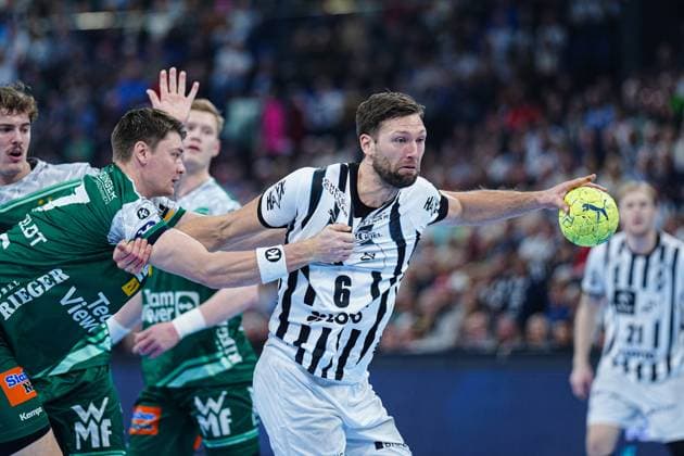 Oskar Sunnefeldt Frisch Auf Goeppingen, 27 , Harald Reinkind THW Kiel, 06 GER, THW Kiel vs Frisch Auf Goeppingen, Handball, 1 Bundesliga, Matchday 13, Season 2025 2026, 22 11 2025 GER, THW Kiel vs Frisch Auf Goeppingen, Handball, 1 Bundesliga, Matchday 13, Season 2025 2026, 22 11 2025 Kiel Copyright: xEibner-Pressefoto MarcelxvonxFehrnx EP_MFN